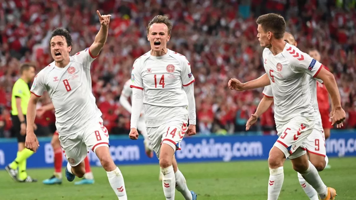 Dinamarca despachó a Rusia y clasificó a octavos de final