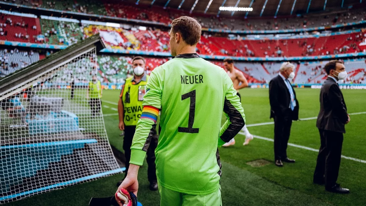 El alemán Manuel Neuer no será sancionado por utilizar brazalete arcoíris