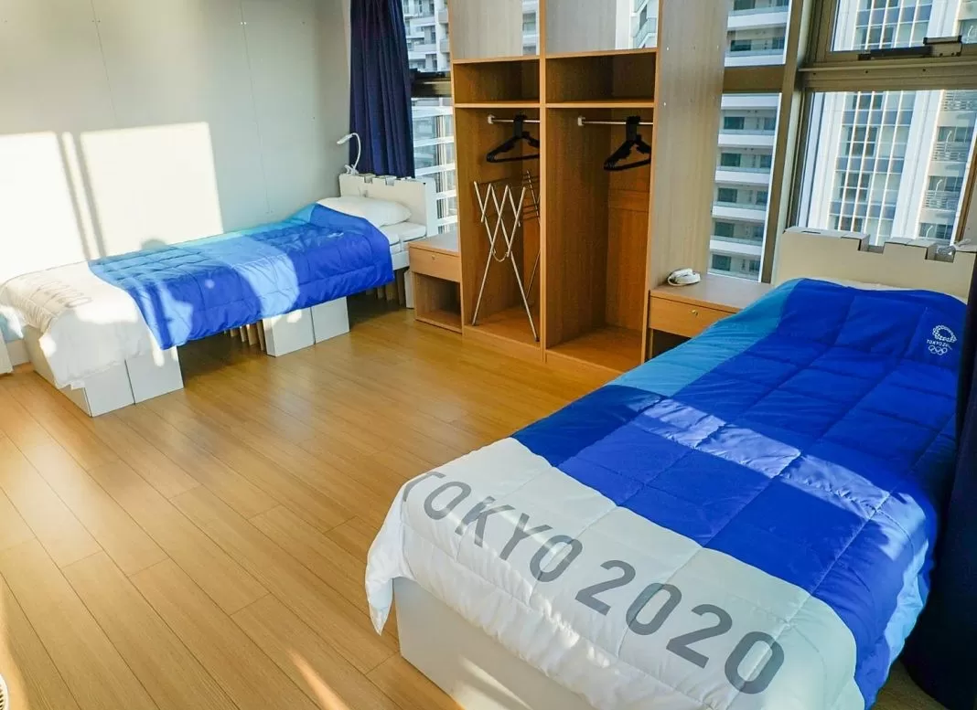 A prueba las camas 'anti sexo' instaladas en Tokio por atleta