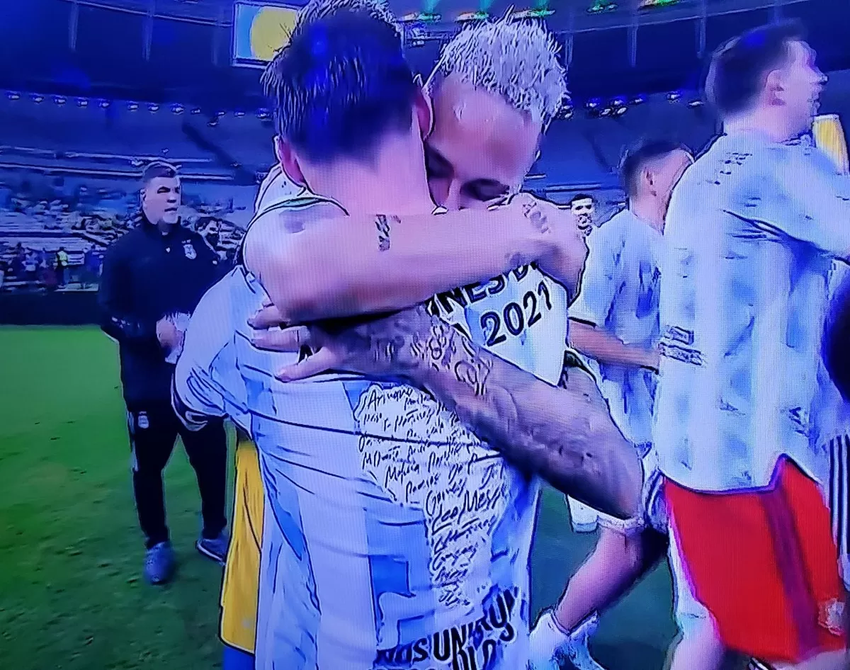 El emotivo abrazo de Neymar y Lio Messi