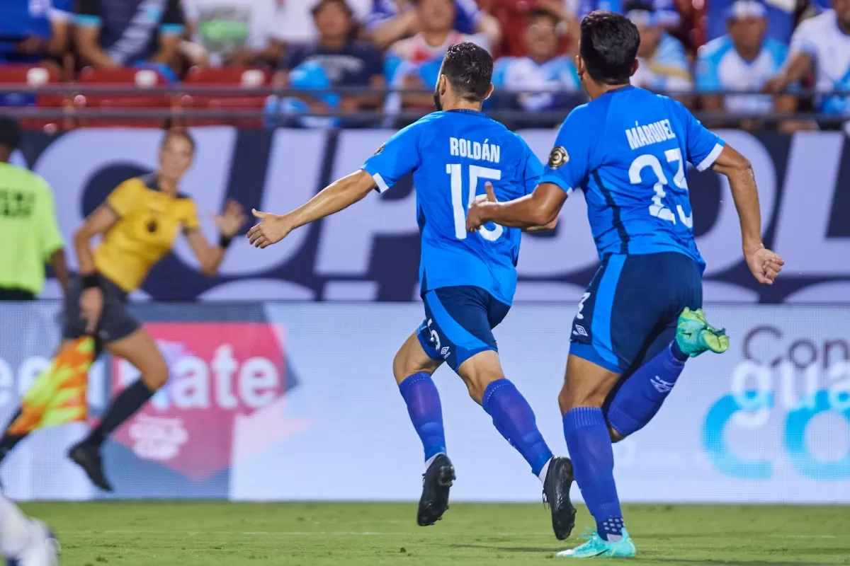 El Salvador vence por 2-0 a Guatemala y es líder momentáneo de su grupo