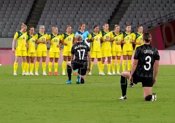 Protestas contra el racismo en la primera jornada de fútbol femenino