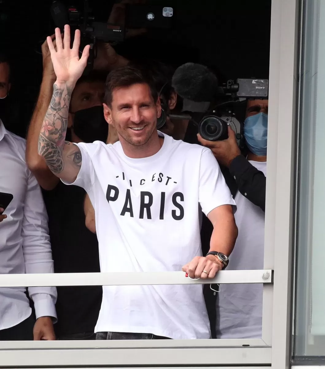 ¡París ya tiene su Rey!  Lionel Messi llegó a París y fichará oficialmente hoy con el PSG