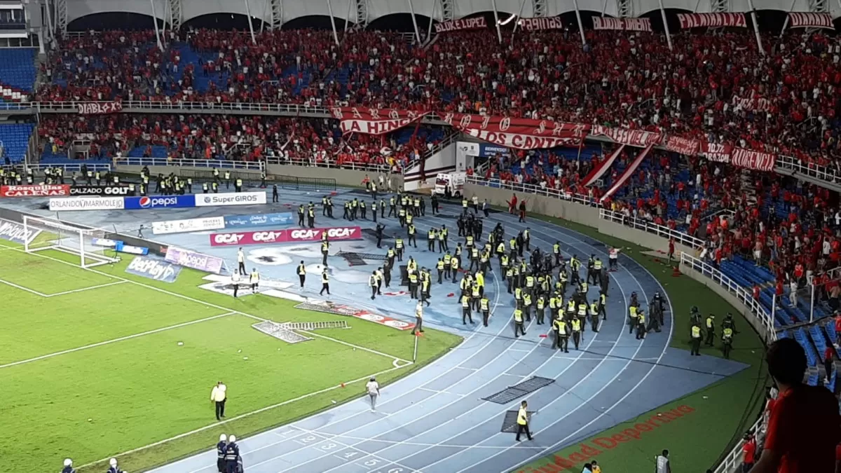 Hinchas del América de Colombia, siembran el terror en estadio