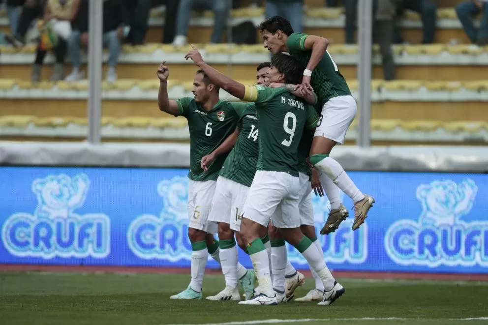 Bolivia golea 3-0 a Uruguay y sigue en carrera al Mundial de Qatar