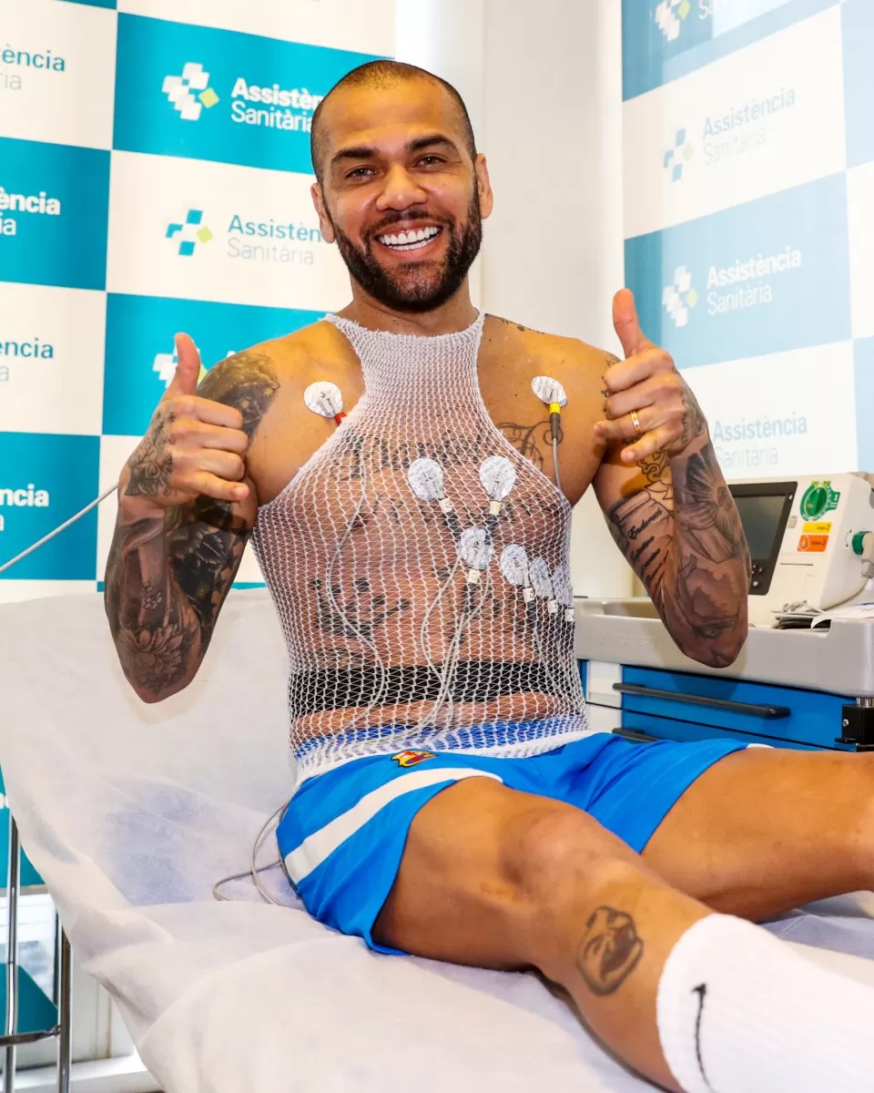 Dani Alves supera los exámenes médicos con el Barcelona