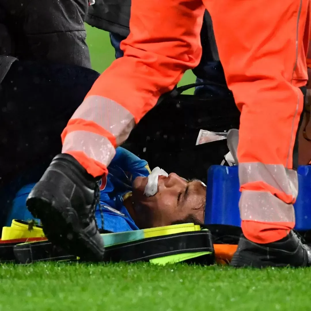 ¡VIDEO! Terrible lesión, Napoli informa que Chuky Lozano sufrió traumatismo craneofacial