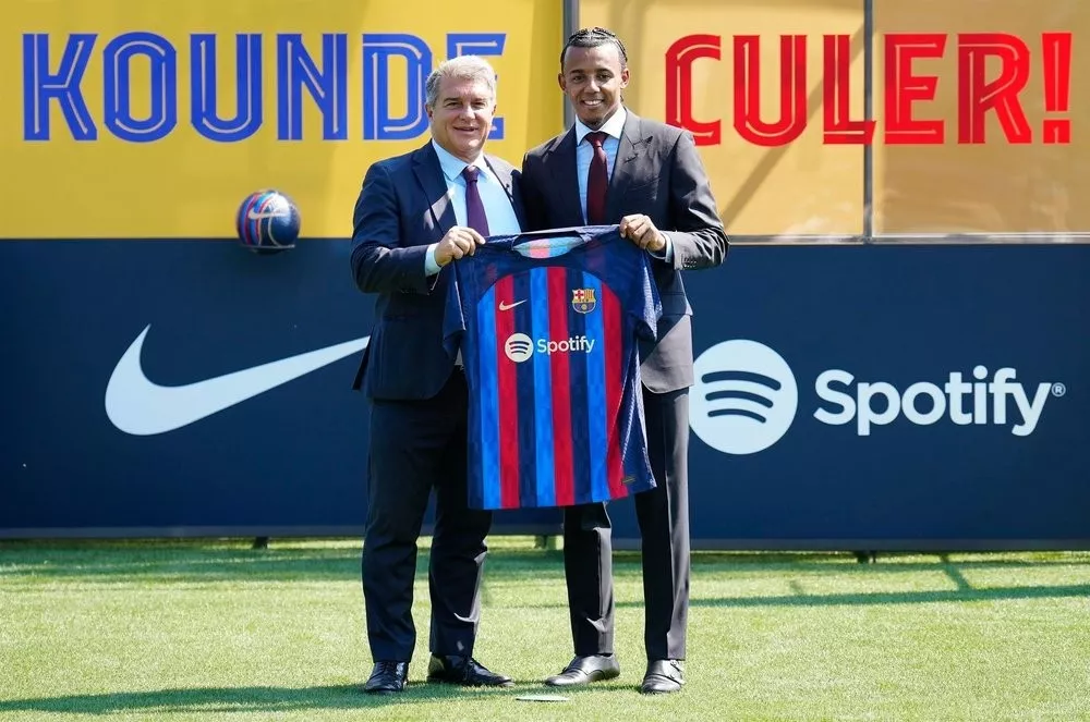 Barcelona presenta al defensa Koundé