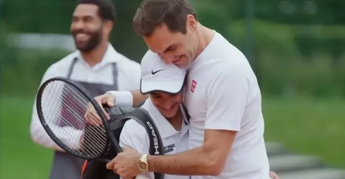 Roger Federer le cumple promesa a un niño
