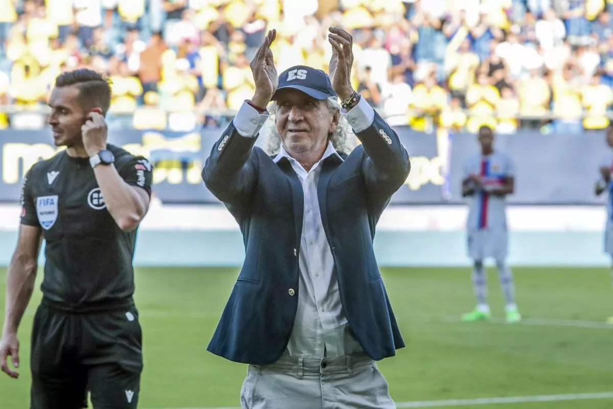 El exfutbolista salvadoreño Jorge 'Mágico' González ha sido aclamado en el duelo Cádiz con el Barcelon