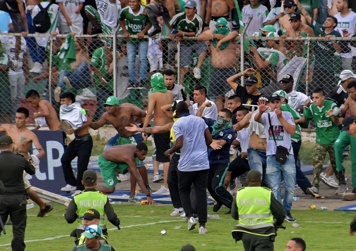 Hinchas del Deportivo Cali invaden el campo para agredir al entrenador