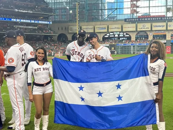Mauricio Dubón celebra con la bandera de Honduras la Herencia Hispana