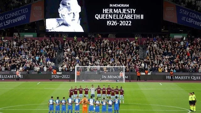Suspendida la jornada de la Liga Premier por la muerte de la Reina Isabel II