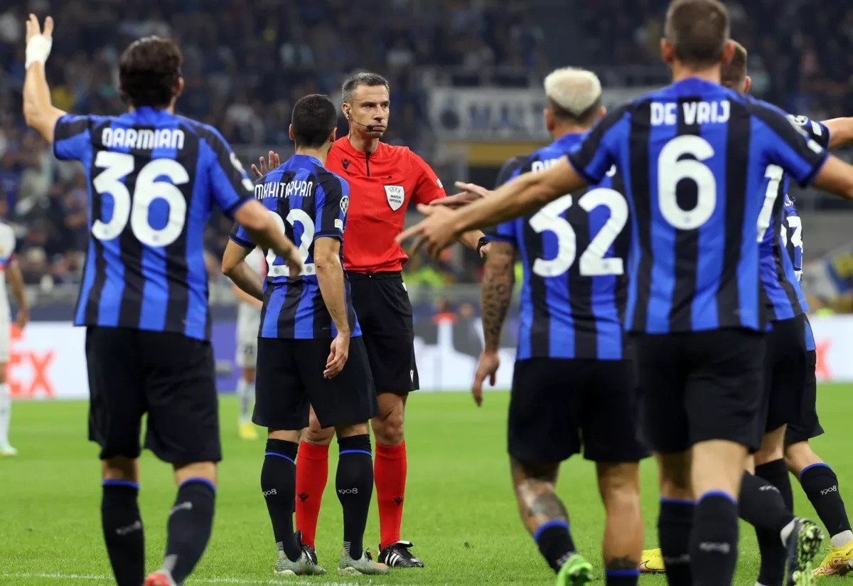 Inter vence al Barcelona con polémica