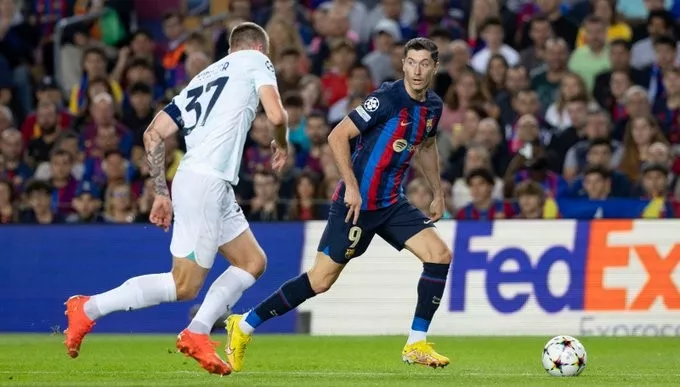 Lewandowski le queda muy grande al Barcelona