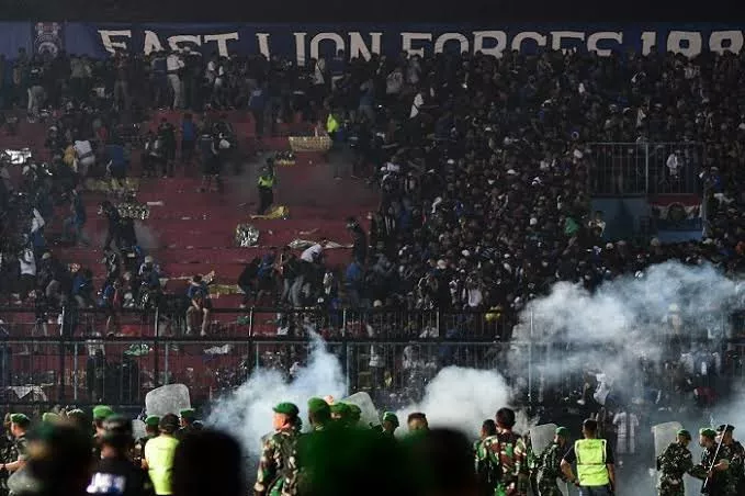 Suben a casi 200 los muertos en Indonesia en una de las peores tragedias del fútbol