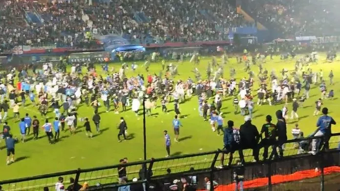 VIDEO: Tragedia en estadio de Indonesia que deja 127 muertos