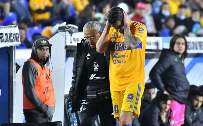 Francés Gignac internado tras golpe en la cabeza en juego entre Tigres y el Santos