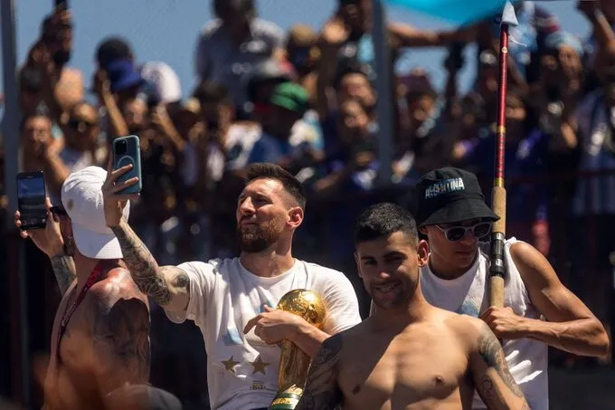 Lionel Messi recibido por una multitud en Rosario