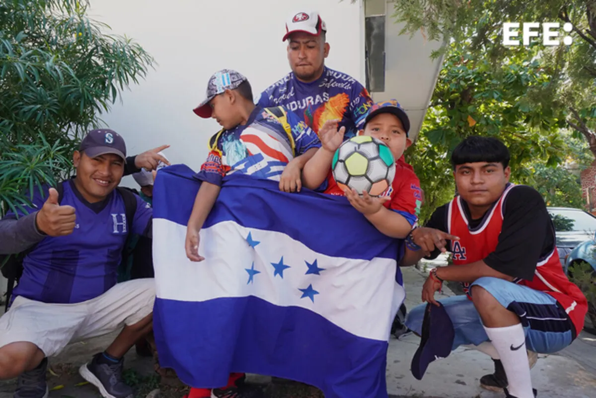 Migrantes hondureños avanzan por México con su mirada puesta en el Mundial de Fútbol
