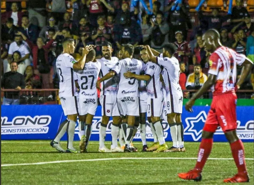 Alex López inicia la liga en Costa Rica anotando un golazo
