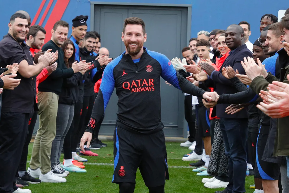 VIDEO: El gran recibimiento de Messi a los entrenamientos del PSG
