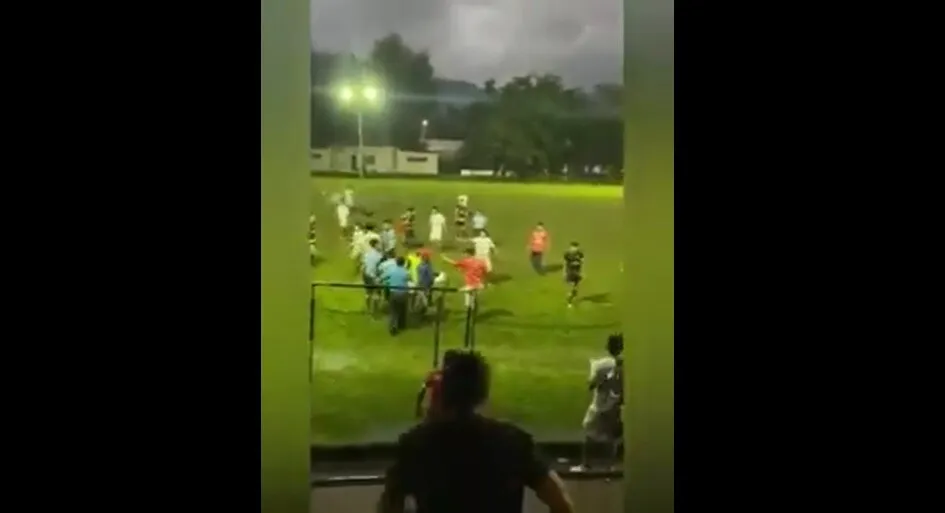 VIDEO Agreden a árbitro hondureño en Tocoa