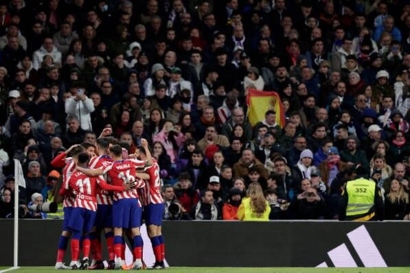 El Atlético complica al Real Madrid en la liga de España