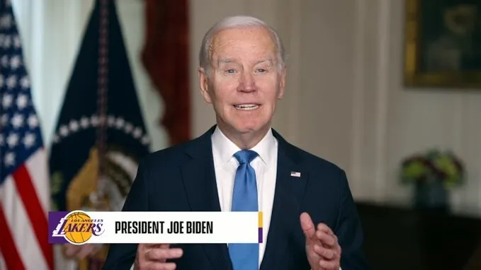 El presidente Joe Biden felicita a LeBron James por su récord