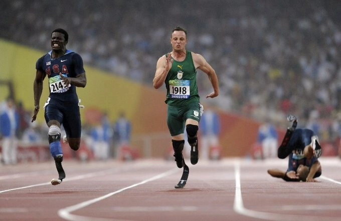 A diez años de asesinar a su pareja, el campeón paralímpico Oscar Pistorius podría salir en libertad