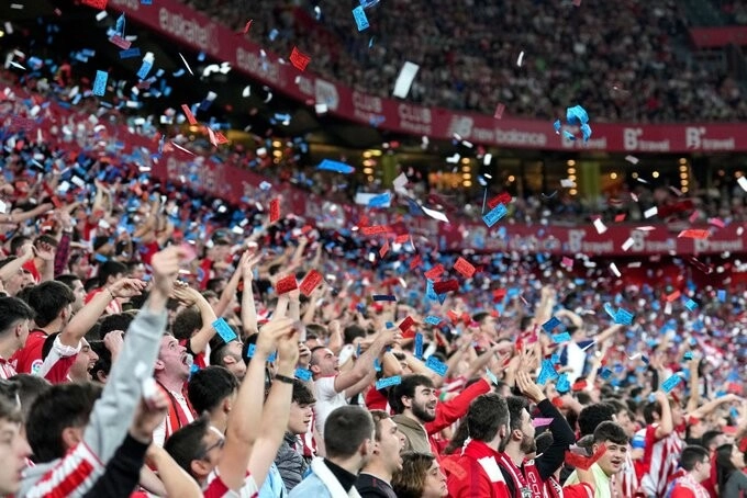 Aficionados del Athletic lanzan billetes a jugadores del Barcelona
