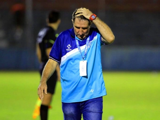 Héctor Vargas es destituido como entrenador del Victoria