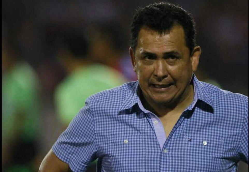 Hospitalizan a entrenador hondureño Nahún Espinoza