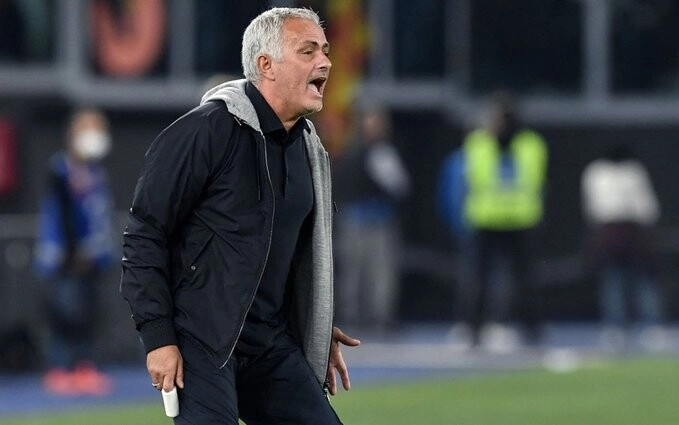 Mourinho, sancionado y multado tras incidente con árbitro tras derrota de la Roma