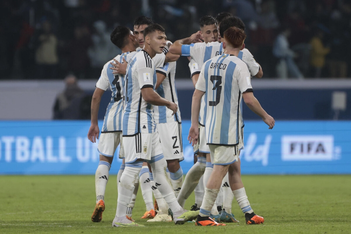 2-1. Argentina se estrena en su Mundial con una ajustada victoria ante Uzbekistán