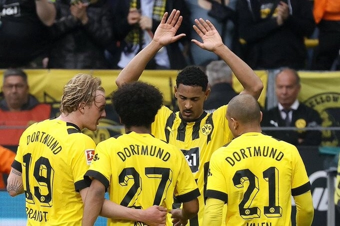 Borussia Dortmund golea y depende de si mismo para ser campeón