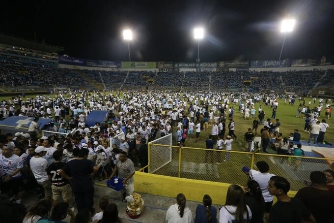 VIDEO: Tragedia en el estadio Cuscatlán de El Salvador deja al menos nueve fallecidos