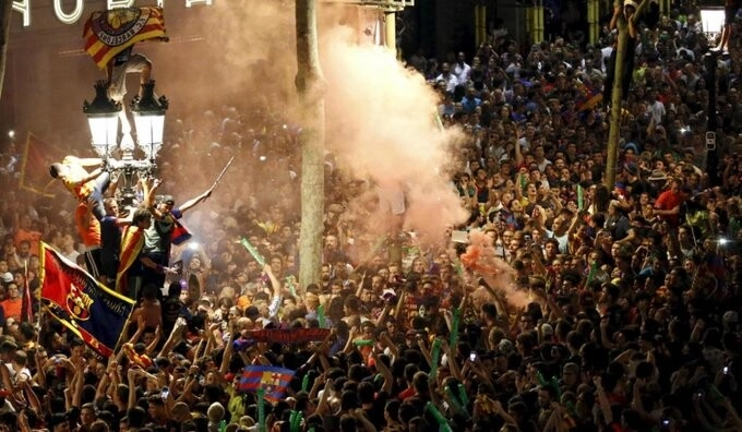Unos 2.000 aficionados barcelonistas celebran LaLiga en Canaletas