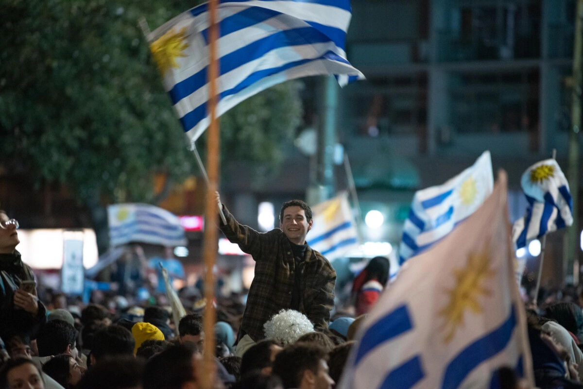 Al grito de "dale campeón" Uruguay celebra en las calles