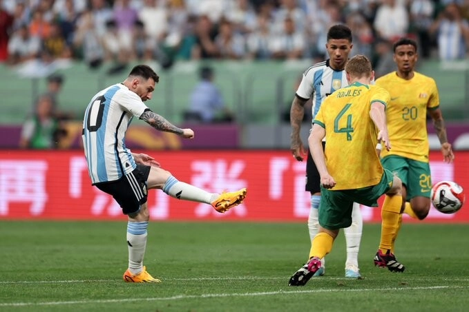 Argentina saca el triunfo 2-0 contra Australia