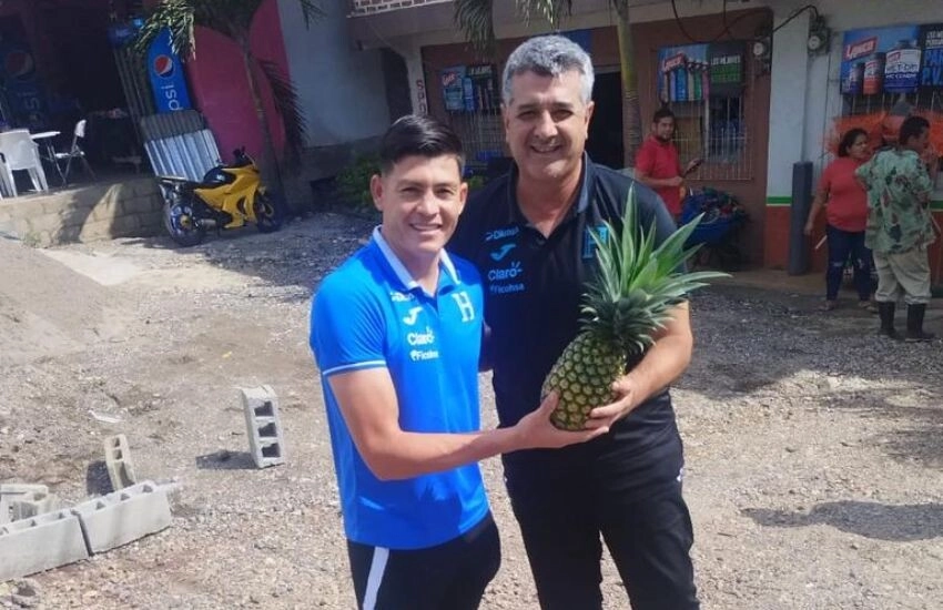 Chelito Martínez le regala una piña a Diego Vázquez, quien estaba hoy de cumpleaños