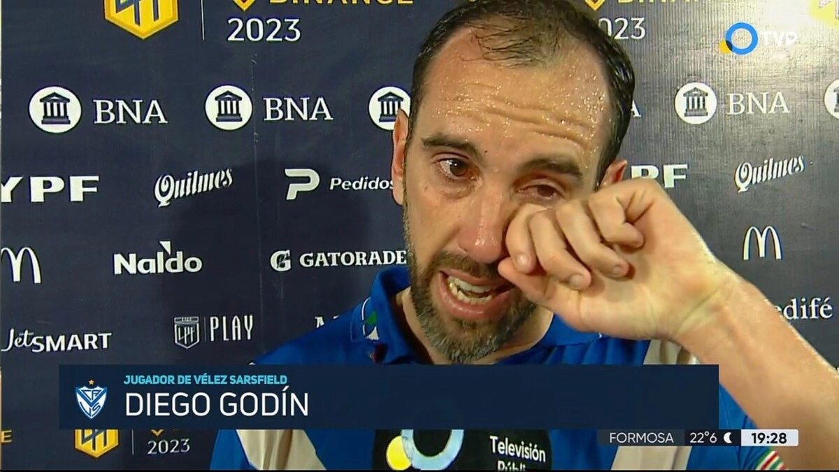 Diego Godín, entre lágrimas, cuelga las botas en el fútbol