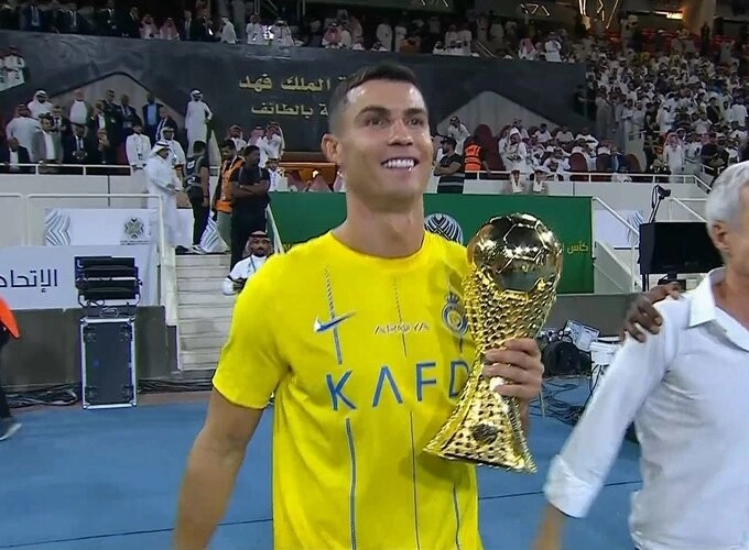 Cristiano Ronaldo levanta su primer trofeo con el Al-Nassr