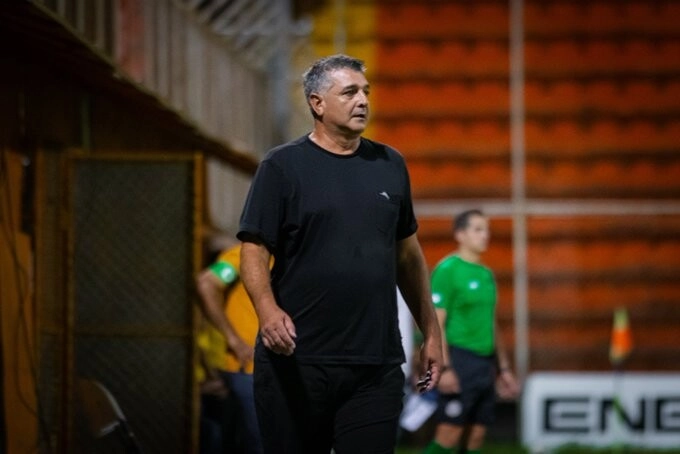 Diego Vázquez inicia a enojarse con los árbitros de Costa Rica