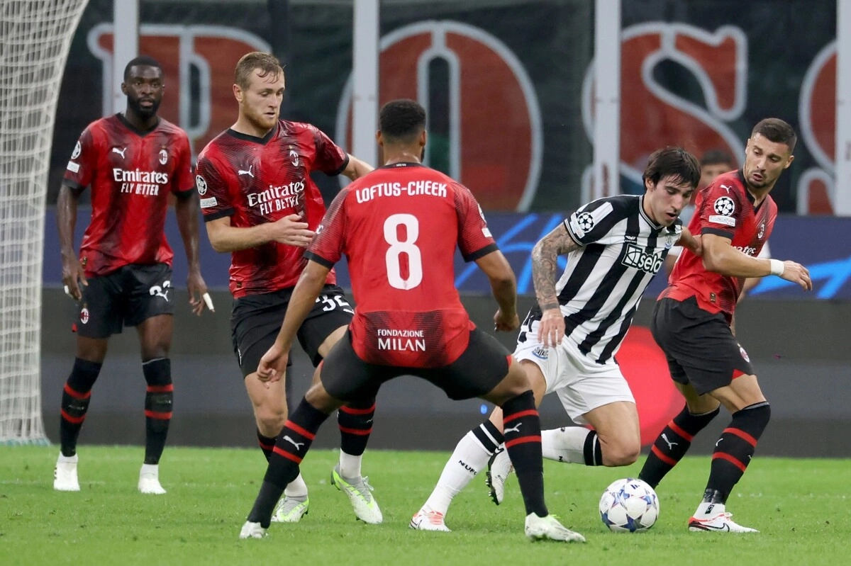 El Milan perdona al Newcastle en su vuelta a la Champions