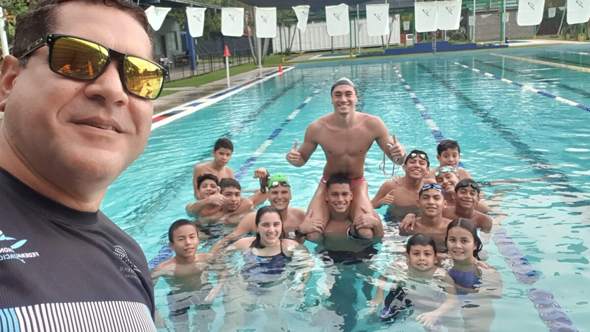 Nadador hondureño es becado por el World Aquatics para Antibes, Francia