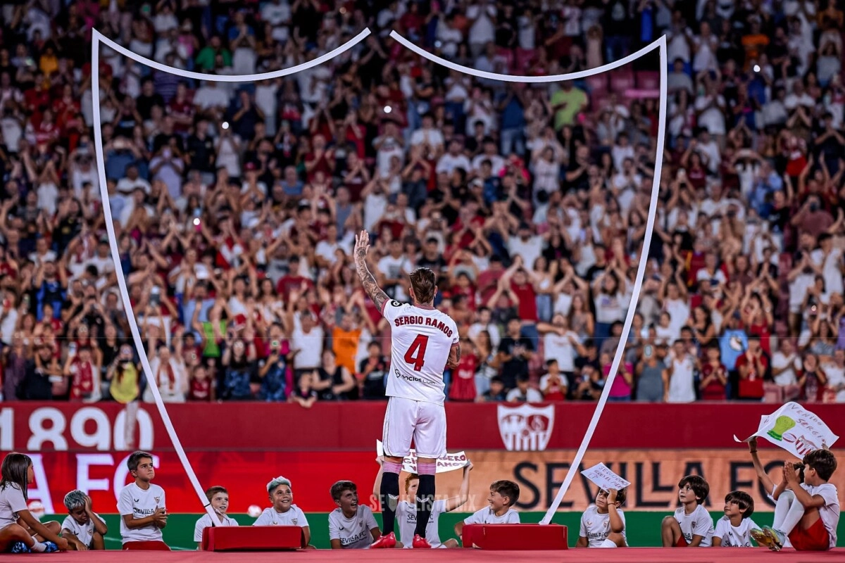 Sergio Ramos ovacionado tras su regreso al Sevilla