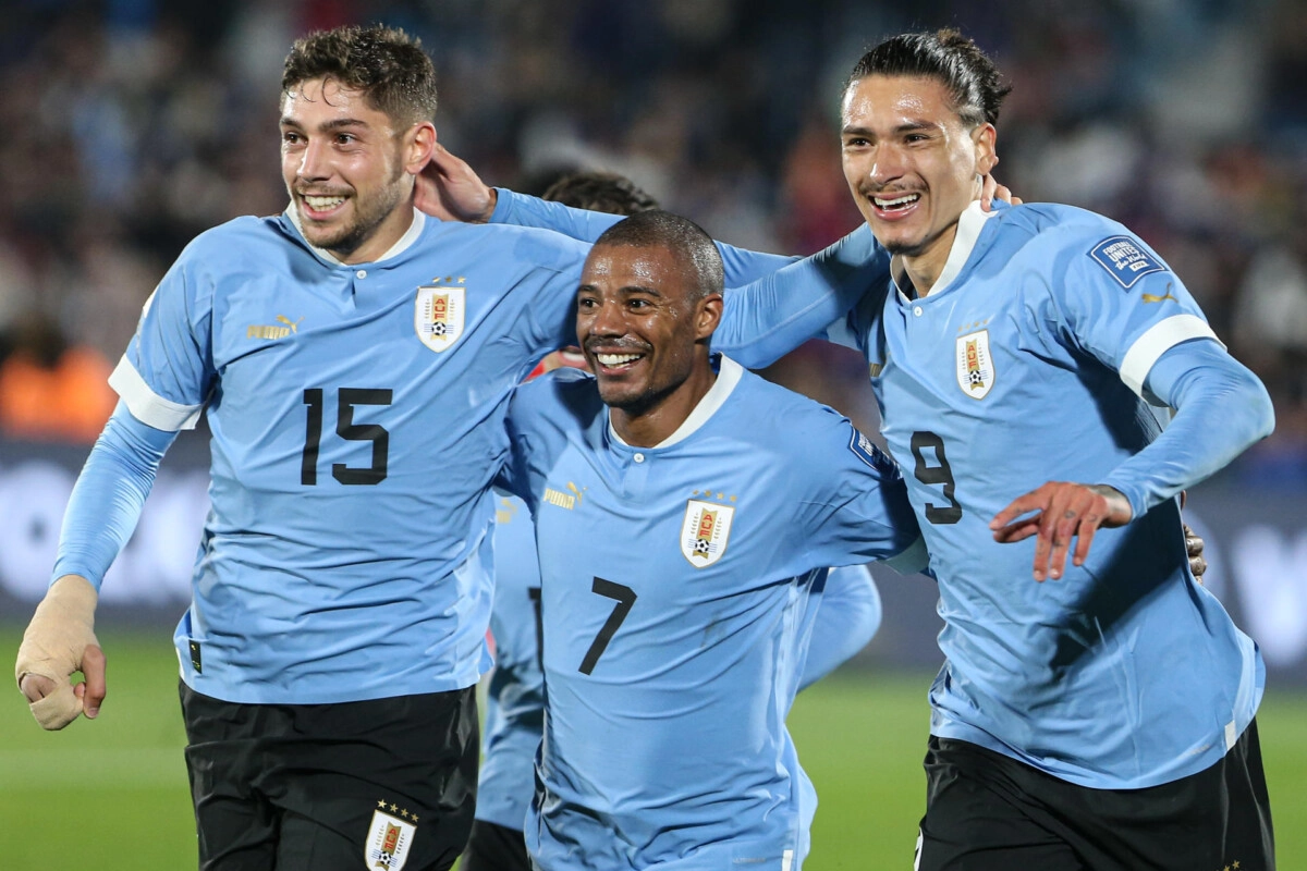 3-1. Con doblete de De la Cruz, el Uruguay de Bielsa se estrena con victoria ante Chile