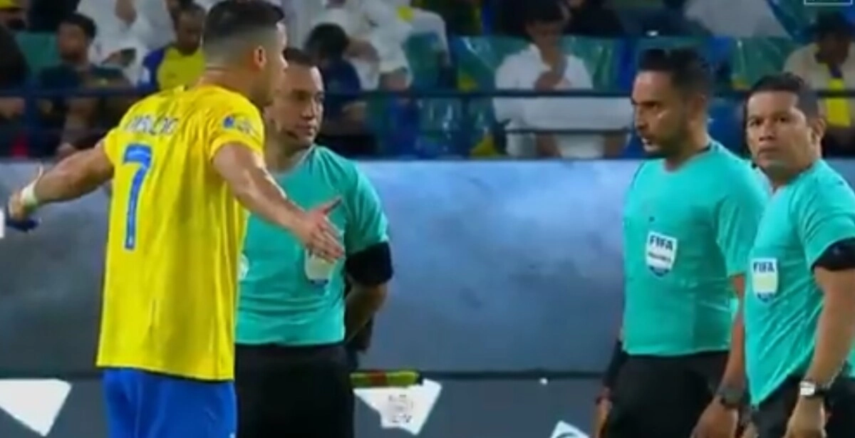 VIDEO: Cristiano Ronaldo se le fue encima al hondureño Saíd Martínez por anularle dos goles