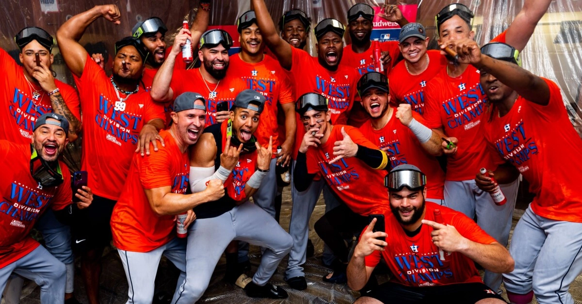 Mauricio Dubón clasifica con los Astros a la postemporada de la MLB